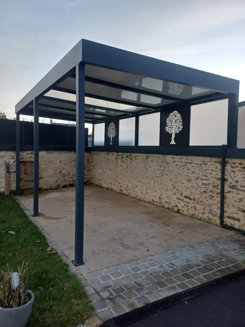 Pergola Toiture en panneau compressé Isotoit Panneau vitré et habillage décoratif "arbre" Laquage ral 7016 FT 53600 Evron