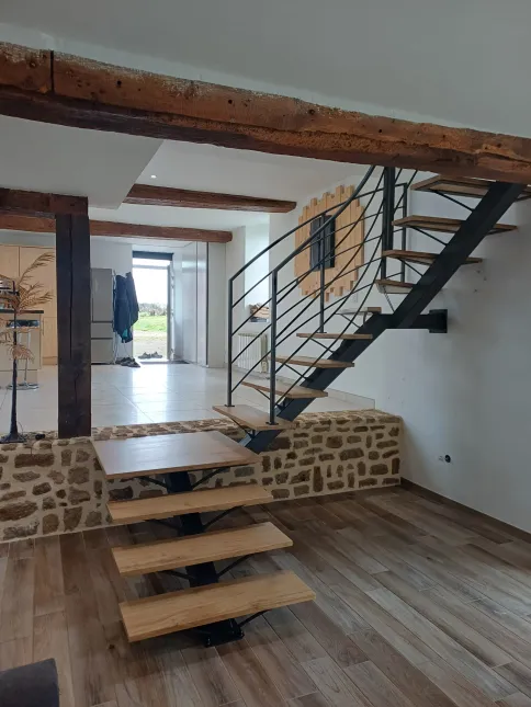 Escalier limon central 1/4 tournant Garde corps de rampant en acier, cadre en tube 40x20mm, 4 lisses D.13 Garde corps droits en acier, lisses entremêlées Laquage ral 2100 sablé 53300 LE PAS