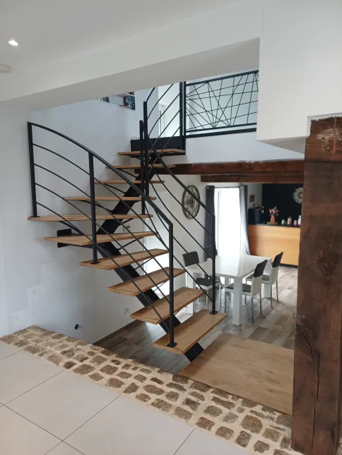 Escalier limon central 1/4 tournant Garde corps de rampant en acier, cadre en tube 40x20mm, 4 lisses D.13 Garde corps droits en acier, lisses entremêlées Laquage ral 2100 sablé 53300 LE PAS