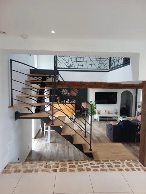 Escalier limon central 1/4 tournant Garde corps de rampant en acier, cadre en tube 40x20mm, 4 lisses D.13 Garde corps droits en acier, lisses entremêlées Laquage ral 2100 sablé 53300 LE PAS