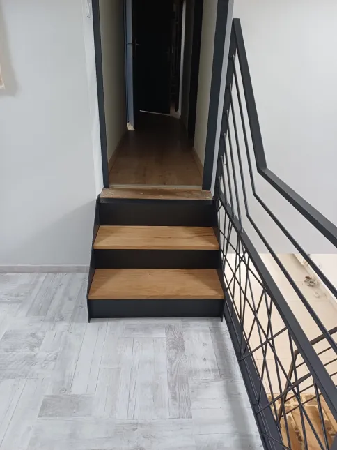 Escalier limon central 1/4 tournant Garde corps de rampant en acier, cadre en tube 40x20mm, 4 lisses D.13 Garde corps droits en acier, lisses entremêlées Laquage ral 2100 sablé 53300 LE PAS