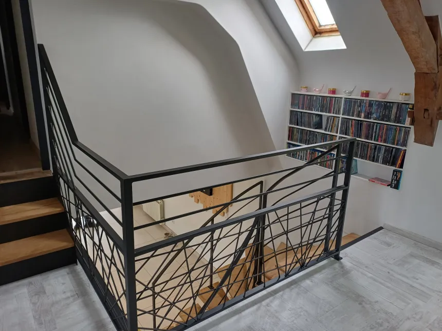 Escalier limon central 1/4 tournant Garde corps de rampant en acier, cadre en tube 40x20mm, 4 lisses D.13 Garde corps droits en acier, lisses entremêlées Laquage ral 2100 sablé 53300 LE PAS