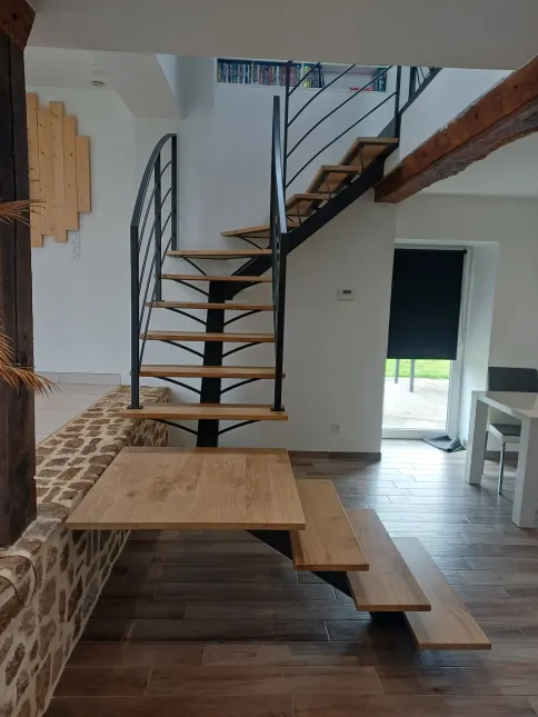 Escalier limon central 1/4 tournant Garde corps de rampant en acier, cadre en tube 40x20mm, 4 lisses D.13 Garde corps droits en acier, lisses entremêlées Laquage ral 2100 sablé 53300 LE PAS