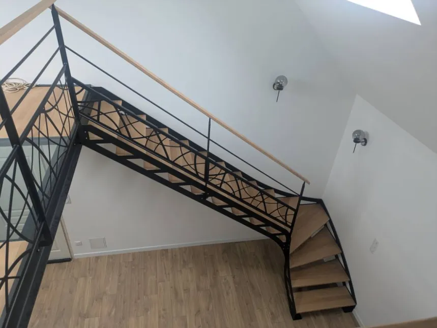 Escalier double limons ajourés 1/4 tournant Passerelle avec 2 dalles de chêne, 1 dalle de verre Garde corps, poteaux plats, 2 lisses, soubassement en habillage décoratif "courbes" Marches et main courante en chêne vernis 2 couches polyuréthane Laquage ral 9005 FT 72130 SOUGE LE GANELON