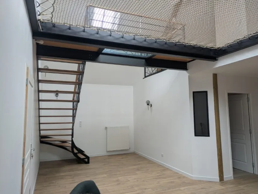 Escalier double limons ajourés 1/4 tournant Passerelle avec 2 dalles de chêne, 1 dalle de verre Garde corps, poteaux plats, 2 lisses, soubassement en habillage décoratif "courbes" Marches et main courante en chêne vernis 2 couches polyuréthane Laquage ral 9005 FT 72130 SOUGE LE GANELON