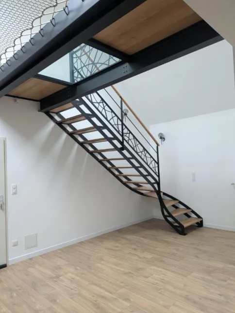 Escalier double limons ajourés 1/4 tournant Passerelle avec 2 dalles de chêne, 1 dalle de verre Garde corps, poteaux plats, 2 lisses, soubassement en habillage décoratif "courbes" Marches et main courante en chêne vernis 2 couches polyuréthane Laquage ral 9005 FT 72130 SOUGE LE GANELON