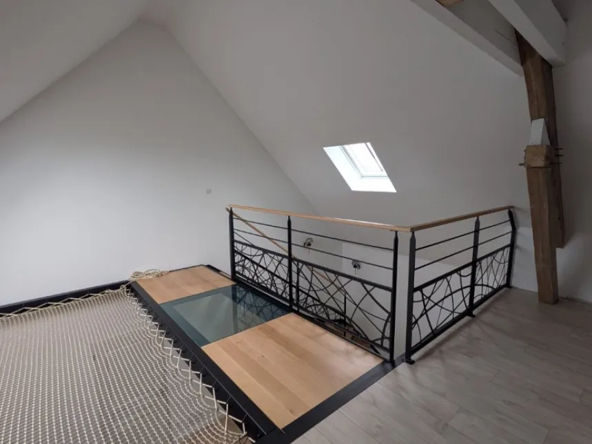 Escalier double limons ajourés 1/4 tournant Passerelle avec 2 dalles de chêne, 1 dalle de verre Garde corps, poteaux plats, 2 lisses, soubassement en habillage décoratif "courbes" Marches et main courante en chêne vernis 2 couches polyuréthane Laquage ral 9005 FT 72130 SOUGE LE GANELON