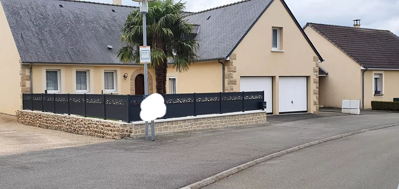 Garde corps en aluminium, remplissage en lames avec un habillage décoratif "abstrait", ral 7016 FT.