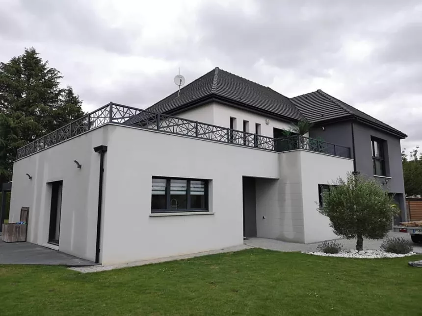 Garde corps en aluminium, ossature en tube carré, remplissage en habillage décoratif "bambou", ral 7016 FT.