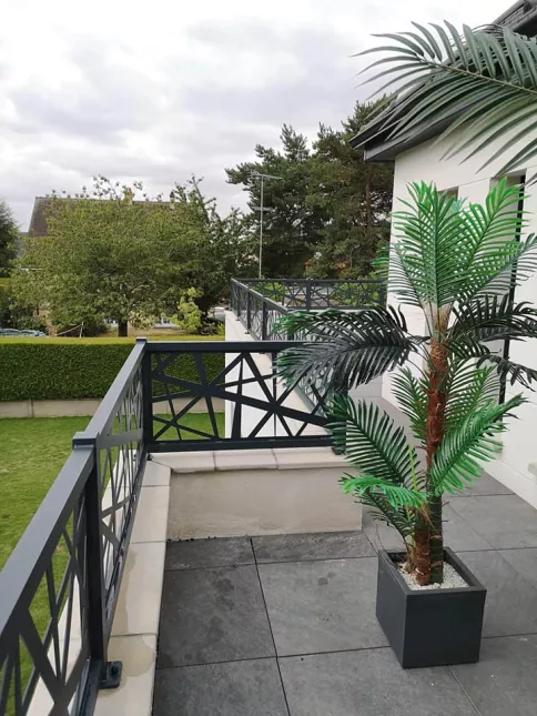 Garde corps en aluminium, ossature en tube carré, remplissage en habillage décoratif "bambou", ral 7016 FT.