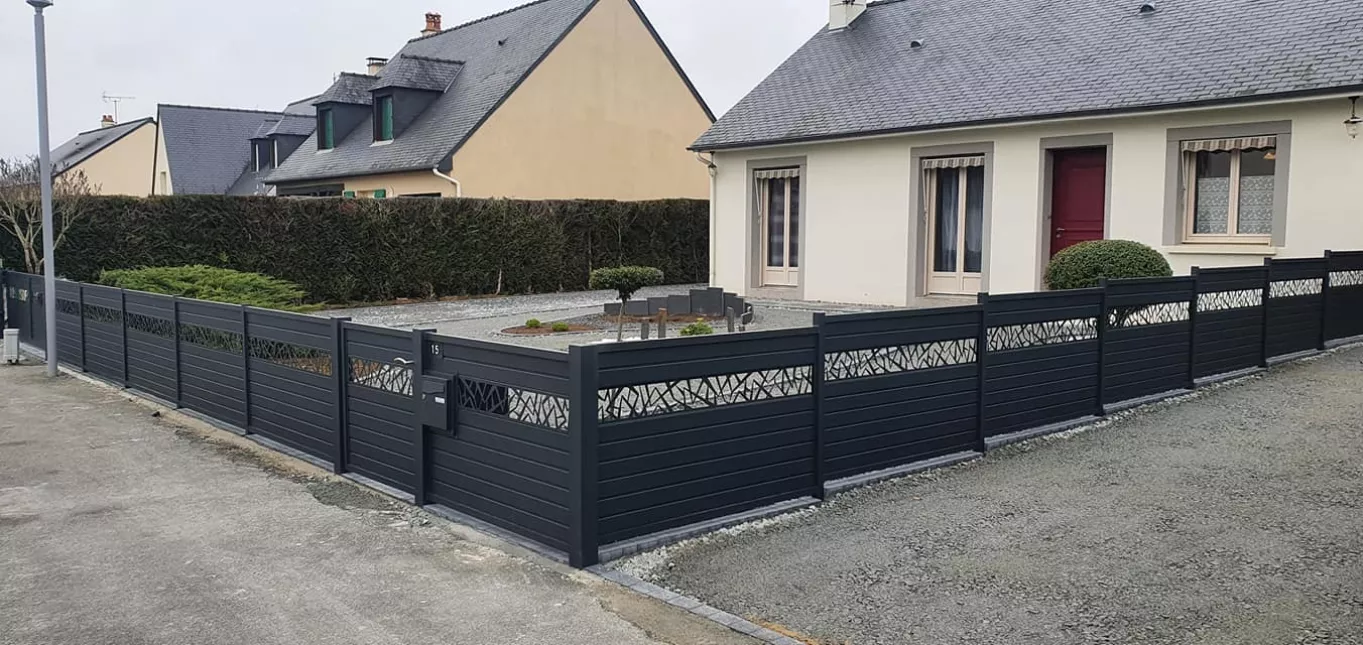 Garde corps en aluminium, remplissage en lames avec un habillage décoratif "cases décalées", ral 7016 FT.