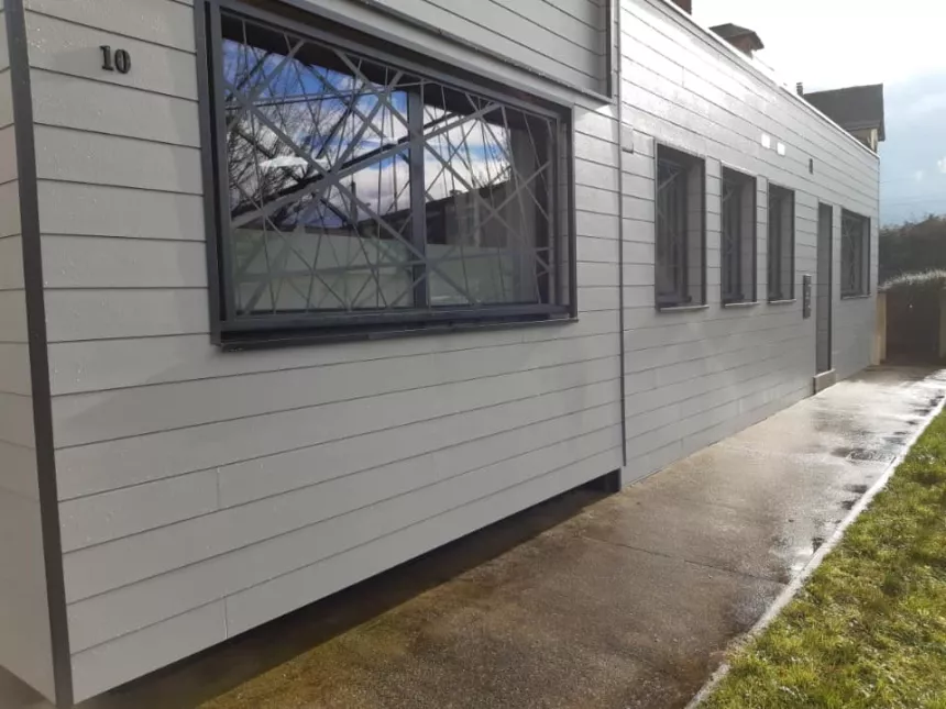 Habillage de fenêtre en aluminium, remplissage en habillage décoratif "bambou", ral 7016 FT, 53000 LAVAL.