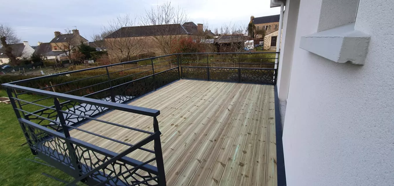 Garde corps en aluminium, poteaux plats, 2 lisses D.16, soubassement en habillage décoratif "araignée", laquage ral 9005 FT, main courante 50x30 mm en acier.