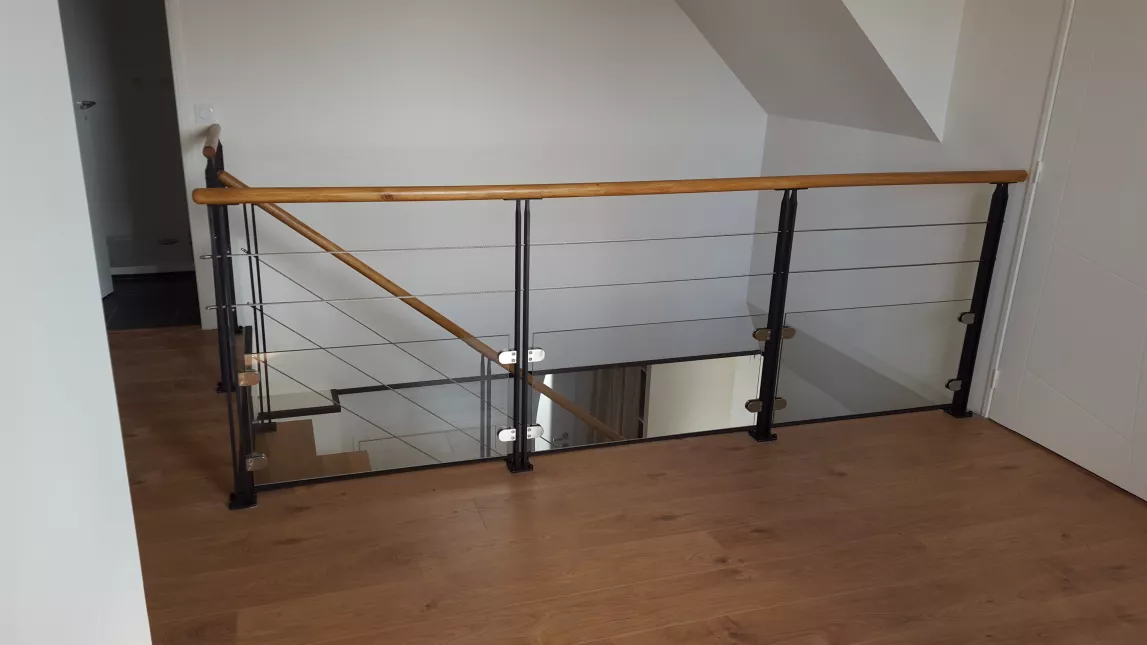 Garde corps en acier, poteaux doubles plats, ligne de câble, soubassement en vitrage clair 44/2 JPP, fixation sur pinces, main courante D.42 en bois, 53260 FORCE.