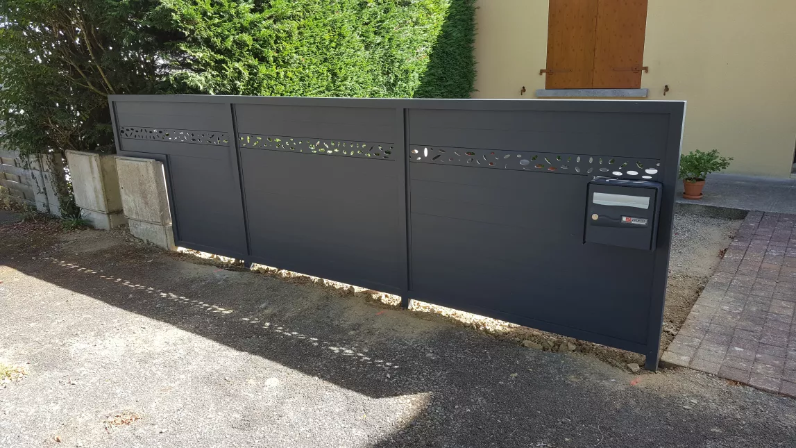 Claustra en aluminium avec habillage "olives", laquage ral 7016 FT, avec insert pour boite aux lettres.