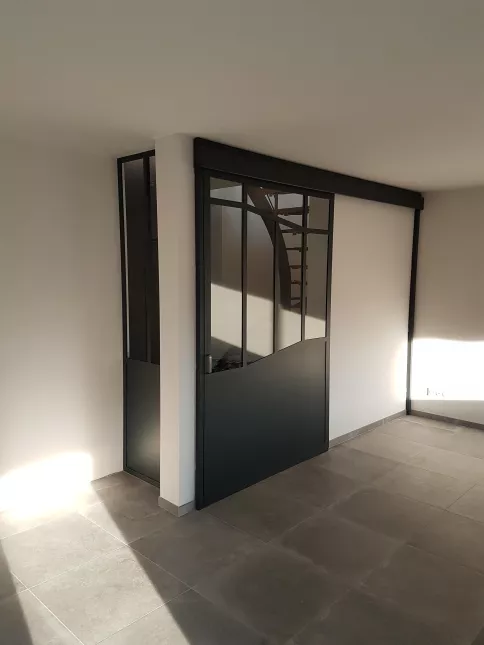 Verrière/porte coulissante aluminium, avec traverse biseauté, verre clair en 33/2 feuilleté, laquage ral 7016 FT. 53950 LOUVERNE.