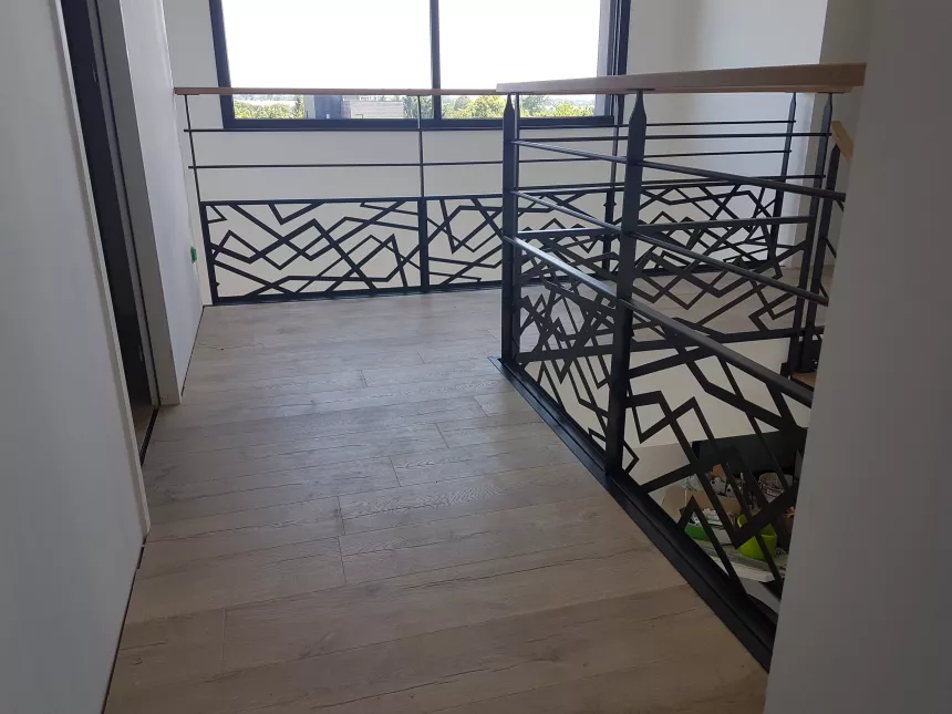 Garde corps en acier, poteaux plats, 2 lisses D.13, soubassement en habillage décoratif cardiaque, main courante 50x30 mm en chêne, ral 9005 FT.