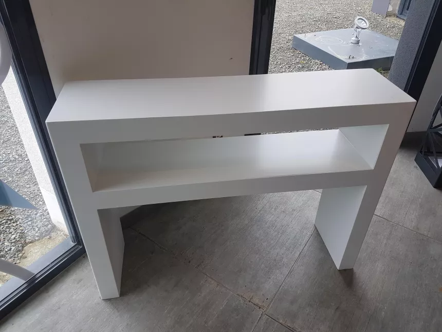 Console blanche en acier. 53600 Evron