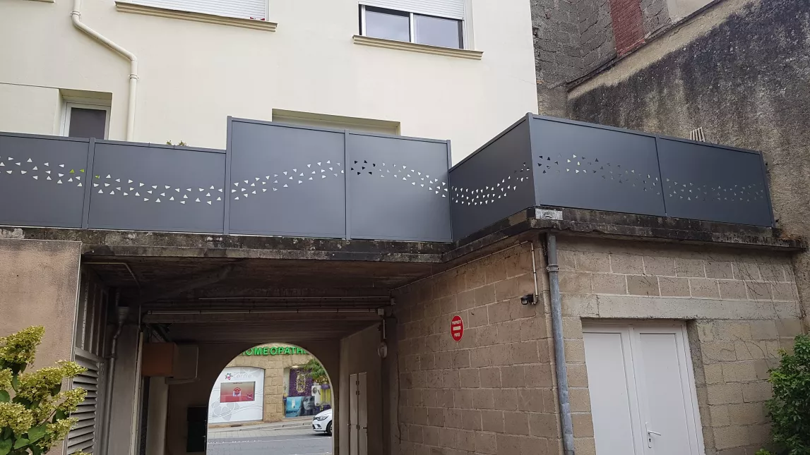 Claustra en aluminium, ossature en tube carré, remplissage en tôle avec un habillage décoratif triangle, laquage ral 7016. 53600 EVRON