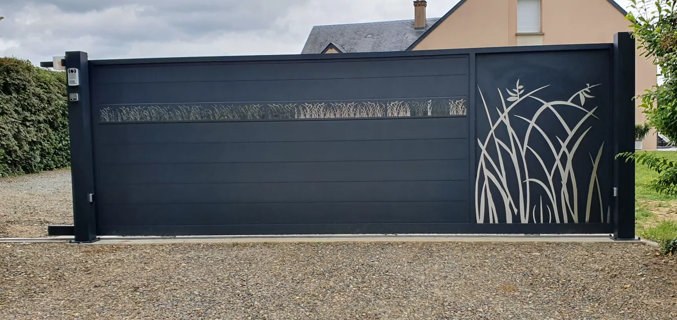 Portail coulissant à lames en aluminium, habillage décoratif "herbage" + partie avec tôle et habillage "herbage" en inox brossé, laquage ral 7016 FT.