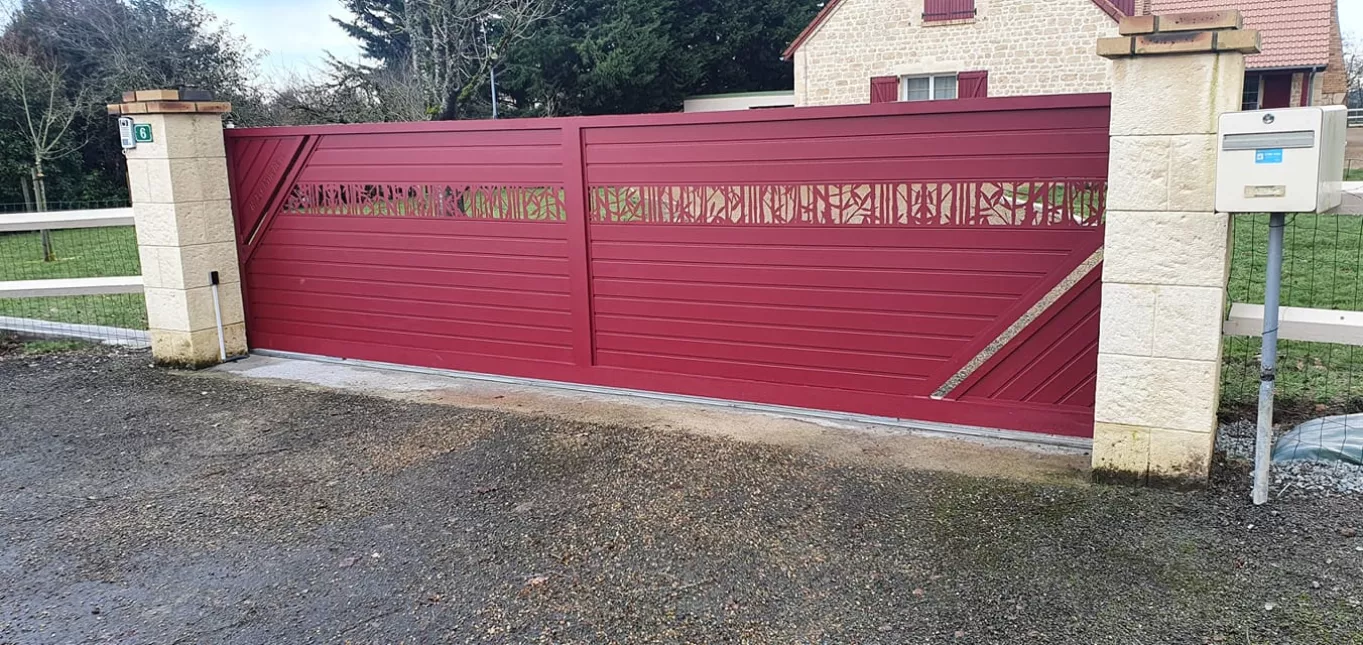 Portail coulissant à lames en aluminium, habillage décoratif "bambous feuilles, laquage ral 3004 FT. 53150 NEAU