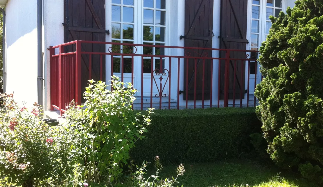 Garde corps de terrasse, ossature en tube carré, 1 lisse en tube carré, remplissage en barraudage, volutes, ral 3004. 53600 EVRON.