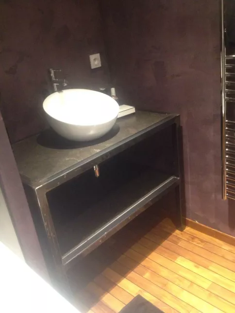 Meuble salle de bain en acier, vernis sur acier brut.