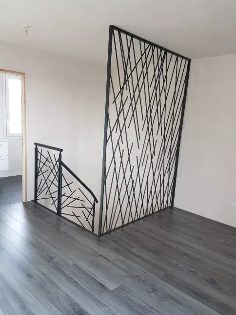 Garde corps en acier, cadre en fer plat, remplissage en lisses entremêlées, toute hauteur, ral 7016 FT. 53950 LOUVERNE.