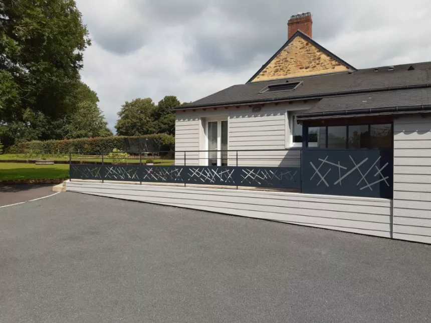 Garde corps en aluminium, cadre en 40x20mm, 1 lisse D.16, soubassement en habillage décoratif, laquage ral 7016 FT + claustra/verrière.