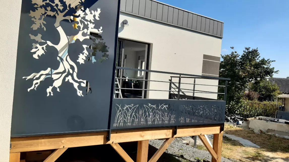 Garde corps en aluminium, poteaux plats, 2 lisses, soubassement en habillage décoratif "herbage" + claustra avec habillage décoratif "arbre", main courante 50x30mm, laquage ral 7016 FT.