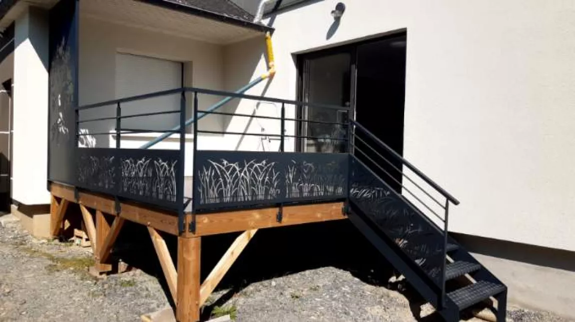 Garde corps en aluminium, poteaux plats, 2 lisses, soubassement en habillage décoratif "herbage" + claustra avec habillage décoratif "arbre", main courante 50x30mm, laquage ral 7016 FT.
