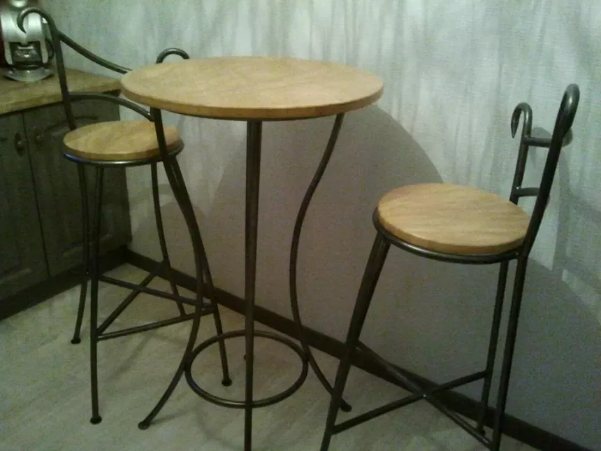 Table et tabourets en acier, plateau en chêne. 53600 EVRON.