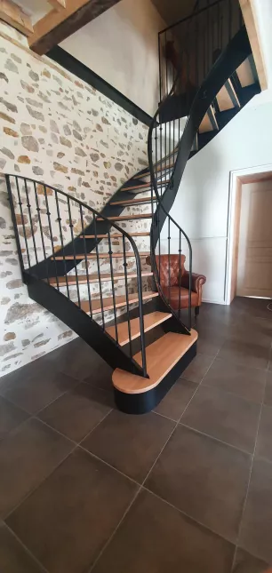 Escalier doubles limons en acier, 2/4 tournant limon intérieur balancé, garde corps en acier, lisses verticales D.14 avec décors vissés, main courante plat moulurée débillardé, marche en chêne vernis 2 couches polyuréthane, laquage ral noir 9005 FT. 53270 ST JEAN SUR ERVE