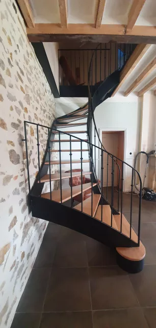 Escalier doubles limons en acier, 2/4 tournant limon intérieur balancé, garde corps en acier, lisses verticales D.14 avec décors vissés, main courante plat moulurée débillardé, marche en chêne vernis 2 couches polyuréthane, laquage ral noir 9005 FT. 53270 ST JEAN SUR ERVE