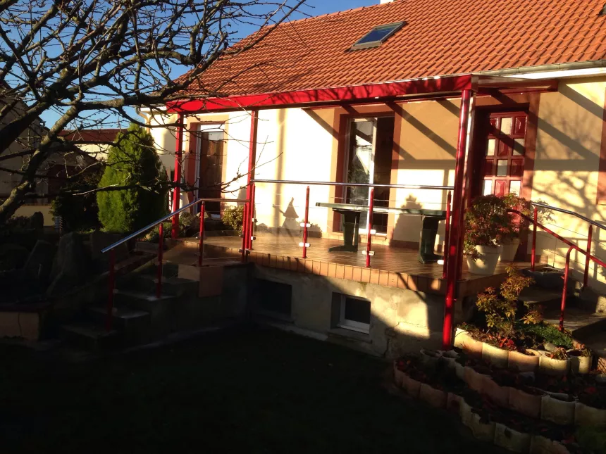 Pergola en aluminium, remplissage en verre clair feuilleté 66/2, laquage ral 3004 Mat, 53600 EVRON.