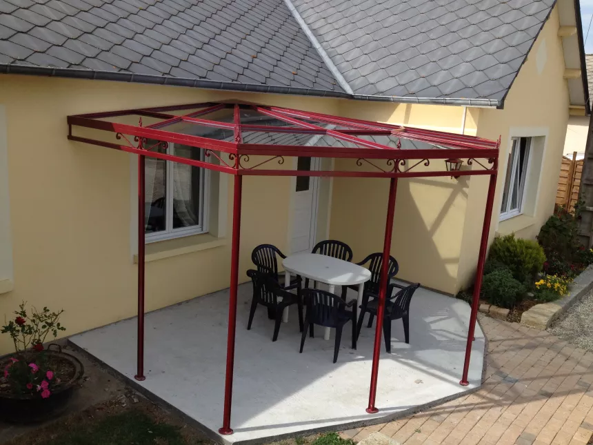 Pergola acier, avec volutes de décoration, verre clair 33/2 feuilleté pour la toiture, laquage ral 3004 FT. 53600 EVRON