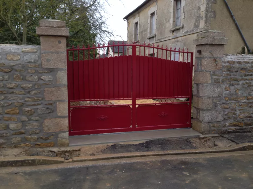 Portail coulissant en aluminium, remplissage en tôle + barreaudage + fer de lances+ palmettes, laquage ral 3004 FT.