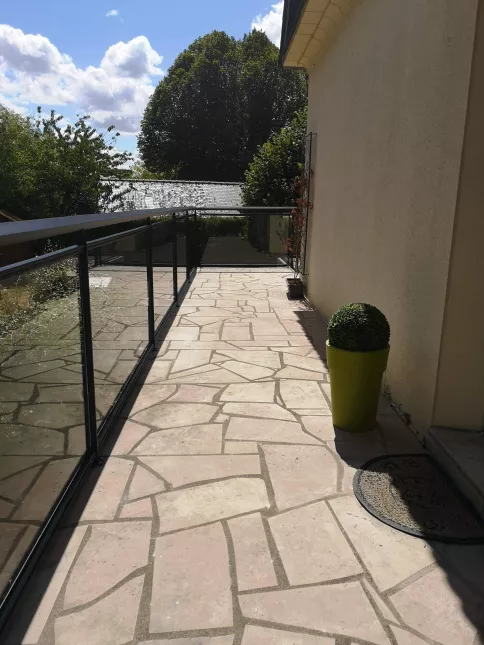 Garde corps en aluminium, ossature en tube carré, remplissage en vitrage, laquage ral 7016, main courante losange en acier.