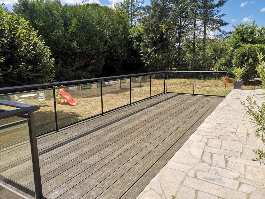 Garde corps en aluminium, ossature en tube carré, remplissage en vitrage, laquage ral 7016, main courante losange en acier.