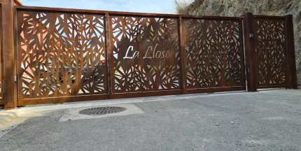 Portail coulissant en Corten Composition en tôle avec habillage décoratif+ texte 66660 PORT VENDRES