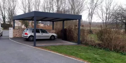Car port en aluminium, poteaux en tube 150x150, couverture en bac acier, laquage ral 7016 FT. 53170 LE BIGNON DU MAINE.