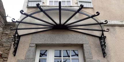 Marquise en aluminium, cadre de soutien en ornement, remplissage en vitrage, laquage ral 9005. 53000 LAVAL.