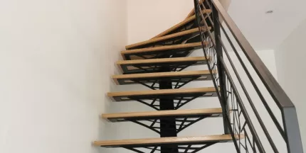 Escalier limon central, 1/4 tournant Marches en chêne vernis 2 couches polyuréthane Garde corps, cadre 40x20mm, 2 lisses en tube D.13, soubassement en tôle décorative "cardiaque" Laquage ral 9005 FT 50530 SARTILLY