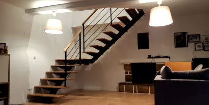 Escalier en acier 1/4 tournant avec palier Garde corps de trémie, poteaux tube 40x20, 2 lisses en tube D.13, soubassement en vitrage fixé dans cornière+pare close. laquage ral 9005 FT Marches en chêne+ palier + main courante 50x30 mm Ossature en aluminium avec crochés soudés, remplissage en filet mailles tressées, ral beige.