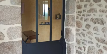 Porte verrière ouvrante en acier, avec goussets et faux rivets, soubassement en tôle hauteur 800mm, dormant en tube à ailes, remplissage en vitrage, laquage ral 9005 FT. 53160 IZE