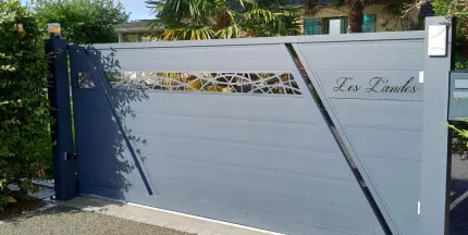 Portail coulissant en aluminium remplissage en lames avec traverse en habillage décoratif Laquage ral 7016 FT 53150 LIVET
