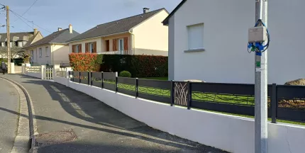 Clôture en aluminium avec habillage décoratif