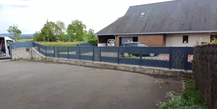 Clôture en aluminium avec habillage décoratif 