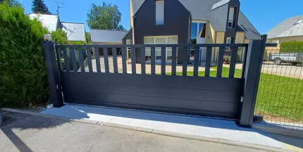 Portail coulissant en aluminium, barraudage+ lame