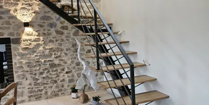 Escalier limon central, 1/4 tournant, laquage ral 2100 sablé